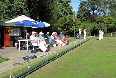 2103 Spectators enkoying a match on a sunny day